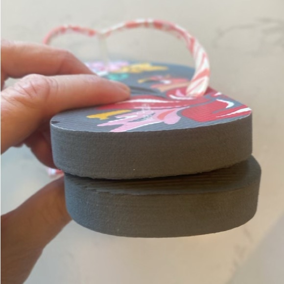 Vera Bradley Flip Flops in Coastal Paradise size medium 7/8 - Picture 2 of 8